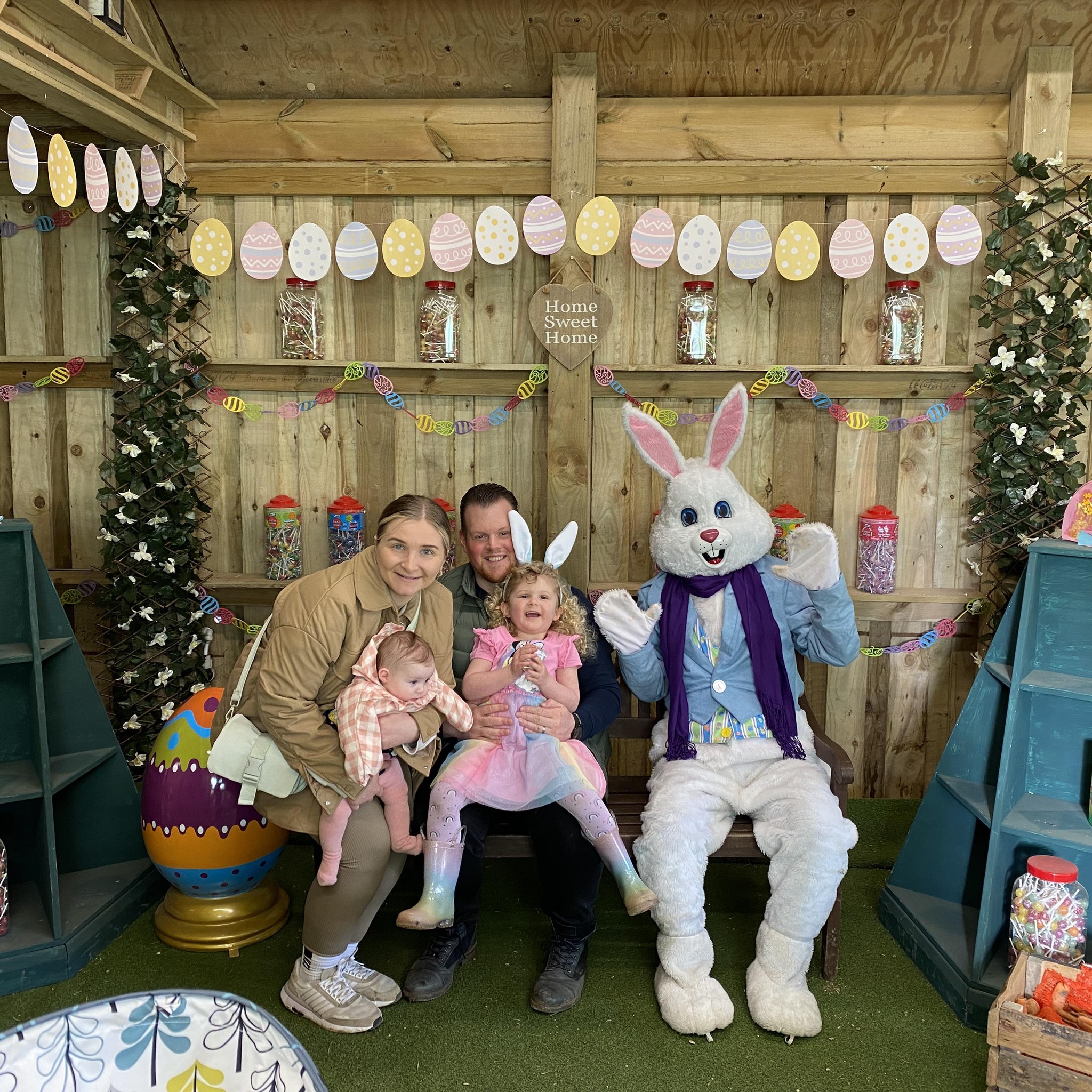 Isobella și soțul ei, Paul Knight, alături de fiicele lor, &icirc;ntr-un decor amenajat pentru ședințe foto de paște, &icirc;mpreună cu o mascotă &icirc;n formă de iepure