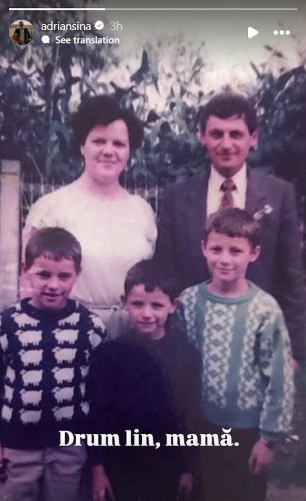 Imagine alb-negru cu Adrian S&icirc;nă &icirc;n copilărie, alături de frații și părinții săi