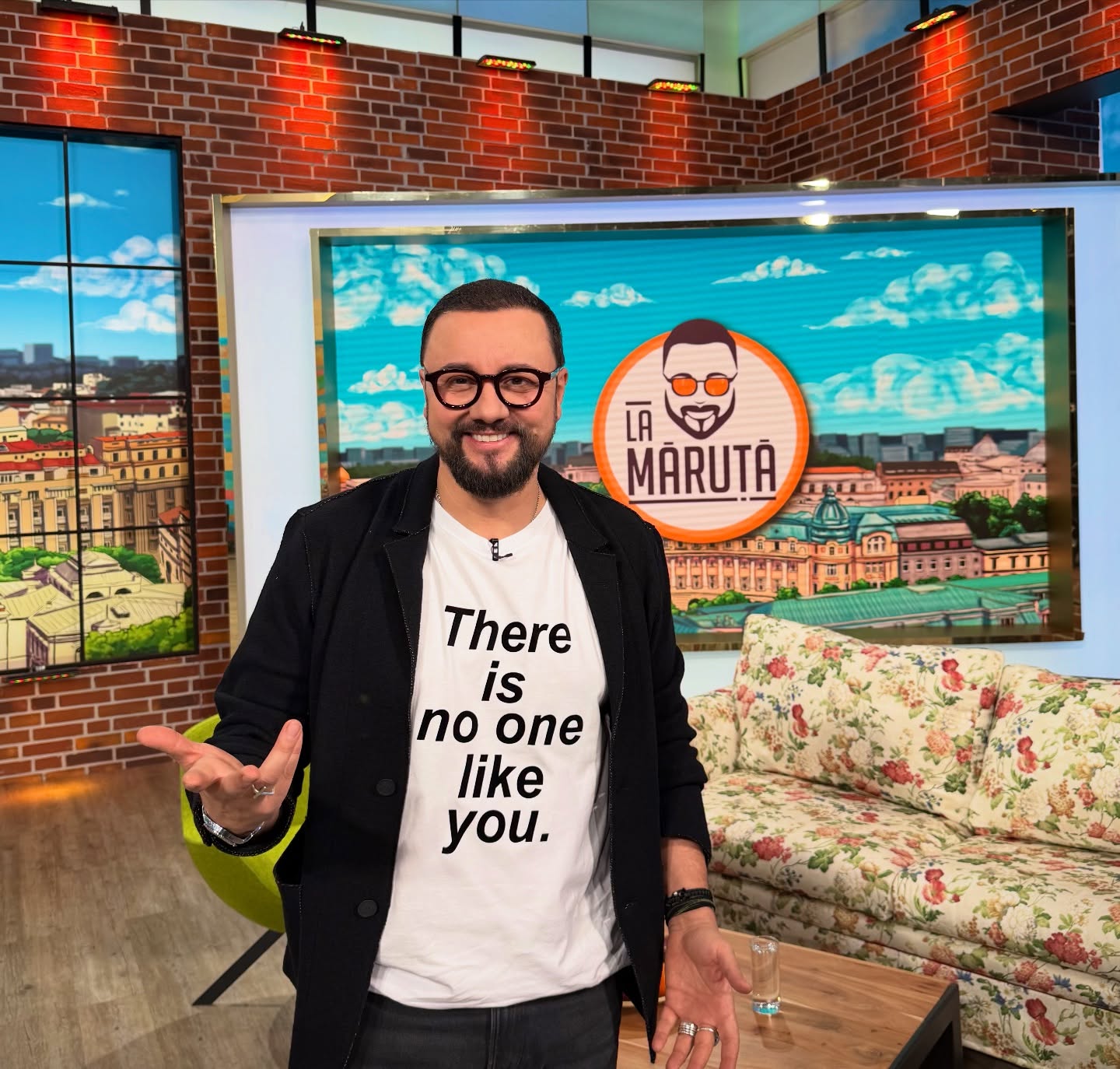 Cătălin Măruță &icirc;n platoul emisiunii sale de la ProTV, &icirc;mbrăcat &icirc;n pantaloni negri, un tricou pe care scrie &bdquo;Nimeni nu este ca tine&rdquo; și sacou negru