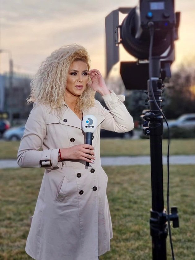 Nicoleta Drăguișin &icirc;ntr-un pardesiu gri deschis, &icirc;n timpul unei transmisiuni live pentru postul Kanal D, la care lucra de mai mulți ani