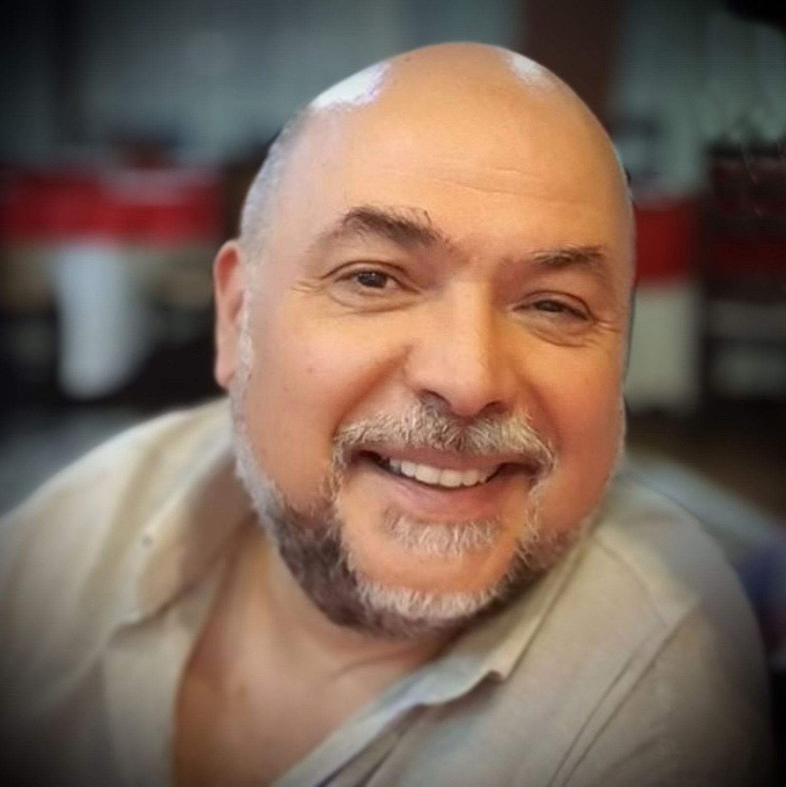 Constantin Zamfirescu z&acirc;mbitor, &icirc;mbrăcat lejer, &icirc;ntr-o cămașă din material subțire.