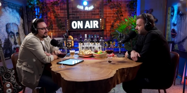 Cătălin Măruță și Mihai Morar st&acirc;nd față &icirc;n față la aceeași masă, &icirc;n cadrul podcastului &bdquo;Acasă la Măruță&rdquo;