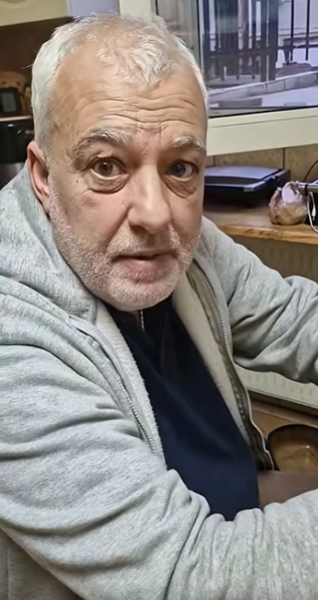 Cătălin Crișan &icirc;n bucătărie, vizibil slăbit și &icirc;mbătr&acirc;nit, făc&acirc;nd maioneză alături de iubita lui, &icirc;n timp ce era &icirc;mbrăcat lejer, &icirc;n haine de casă, mai exact &icirc;ntr-un trening gri deschis și un tricou bleumarin