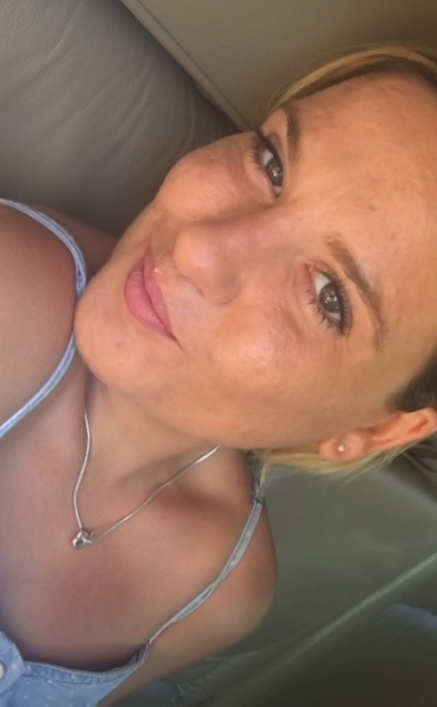 Charolotte Năstase cu părul prins la spate, &icirc;ntr-un maiou cu bretele subțiri, purt&acirc;nd un colier finuț la g&acirc;t și cercei micuți &icirc;n urechi