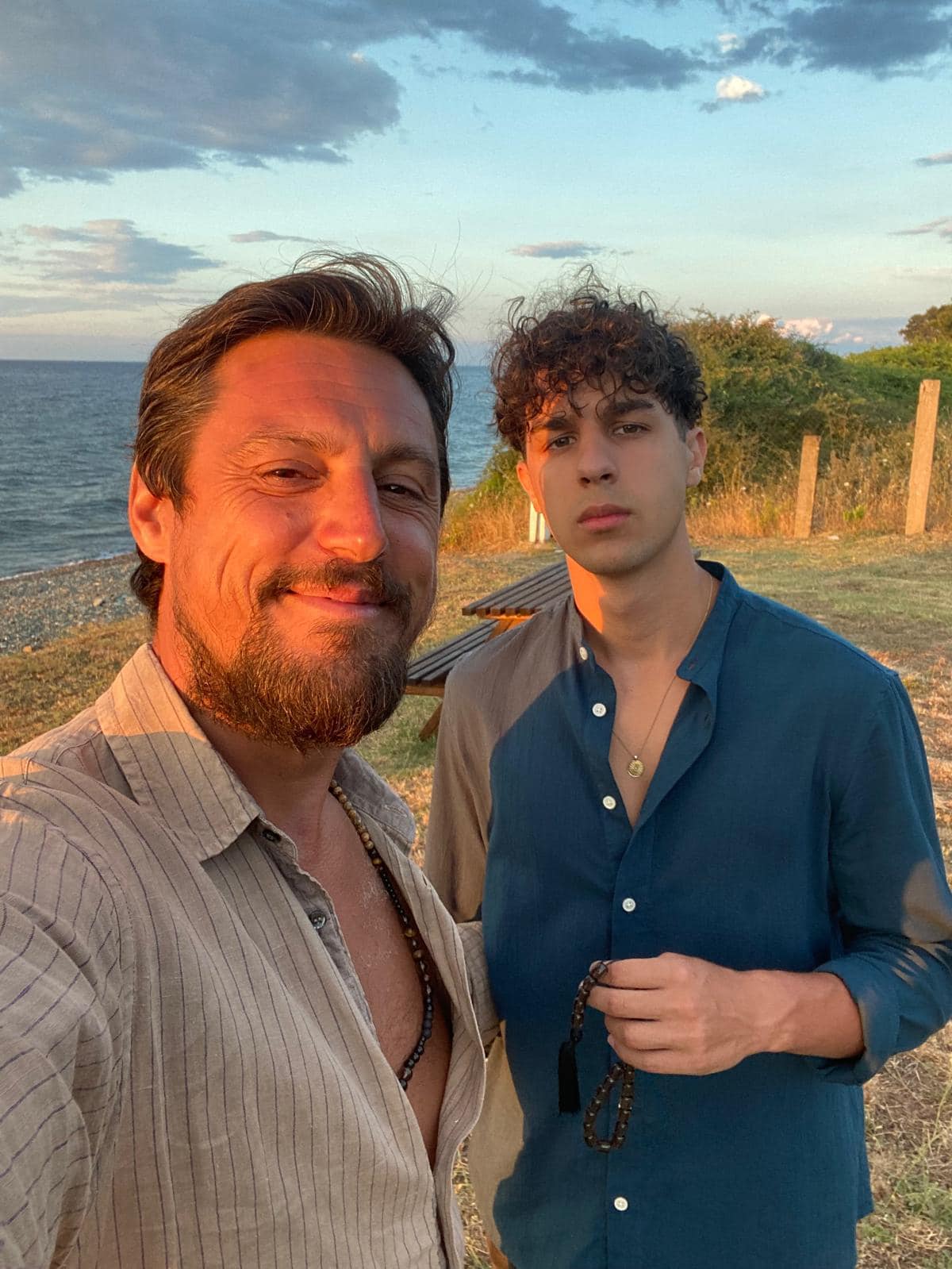 Daniel Pavel făc&acirc;ndu-și un selfie alături de fiul său, Antoniu, pe malul mării, &icirc;mbrăcați am&acirc;ndoi &icirc;n cămașă