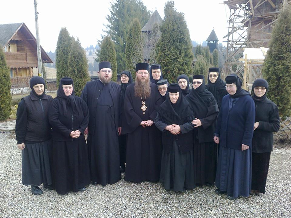 Obștea Mănăstirii Doamnei-Moglăneșt l&acirc;ngă brazii din curtea lăcașului de cult