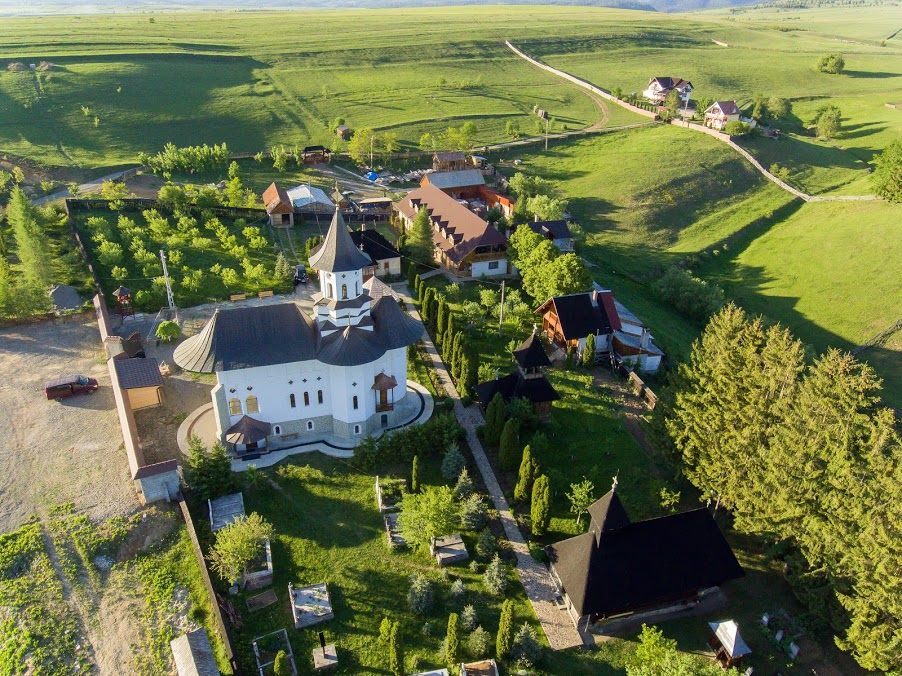 Mănăstirea Doamnei-Moglănești și spațiul verde impresionant care o &icirc;nconjoară, fotografiate de sus, cu drona