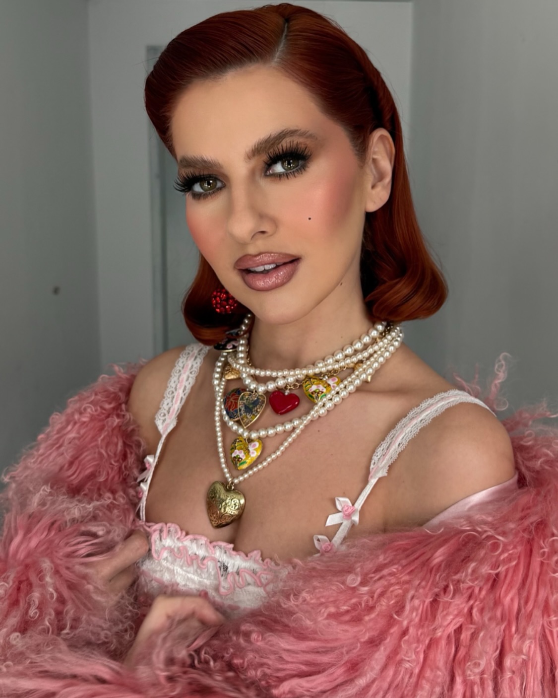 Lidia Buble machiată, coafată și purt&acirc;nd bijuterii masive cu perle și pietre