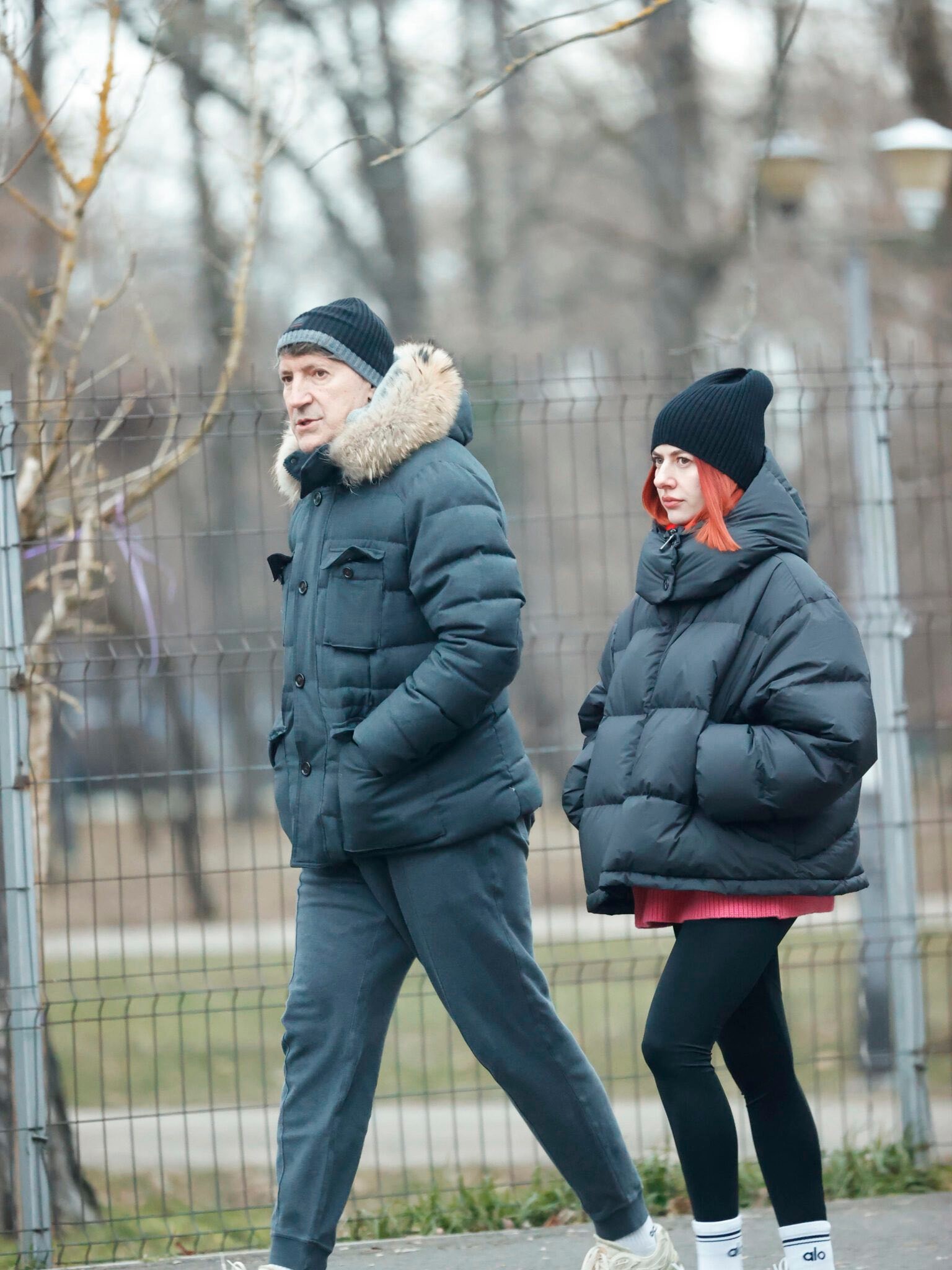 Lidia Buble și Horațiu Nicolau la plimbare, &icirc;ntr-un parc din București, țin&acirc;ndu-și am&acirc;ndoi m&acirc;inile &icirc;n buzunare, &icirc;mbrăcați cu geci groase și purt&acirc;nd căciuli pe cap