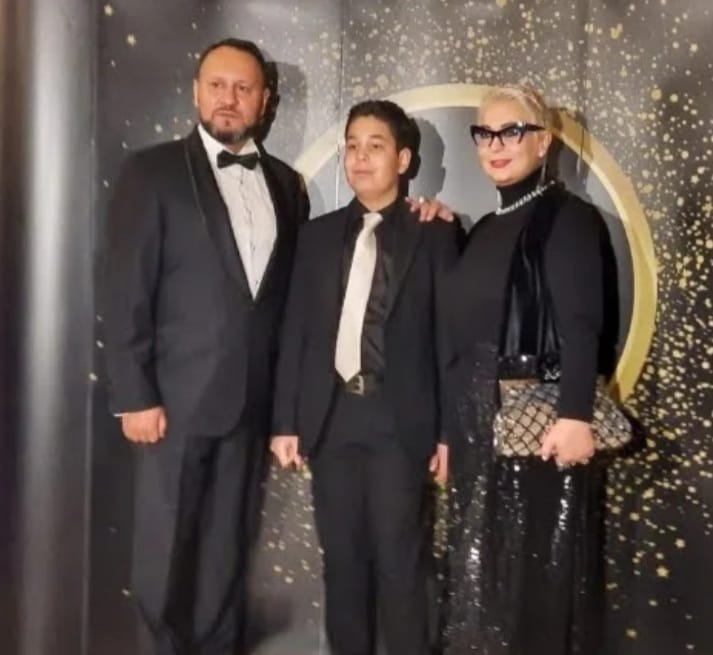 Monica Anghel alături de soț și de fiul lor, la un eveniment de seară, &icirc;mbrăcați toți asortat, &icirc;n haine negre