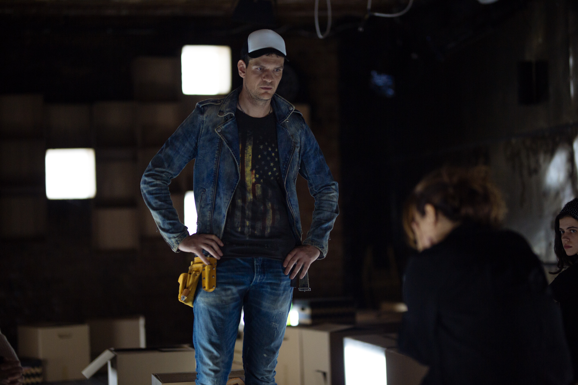 Tudor Chirilă st&acirc;nd serios, cu m&acirc;inile &icirc;n șolduri, uit&acirc;ndu-se la o femeie care este cu el pe scenă