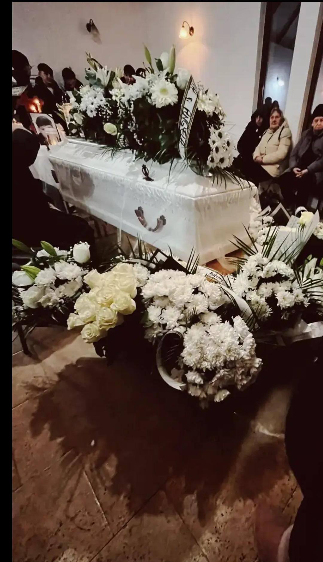 Sicriul alb &icirc;n care a fost &icirc;nmorm&acirc;ntat trupul lui Mario Berinde