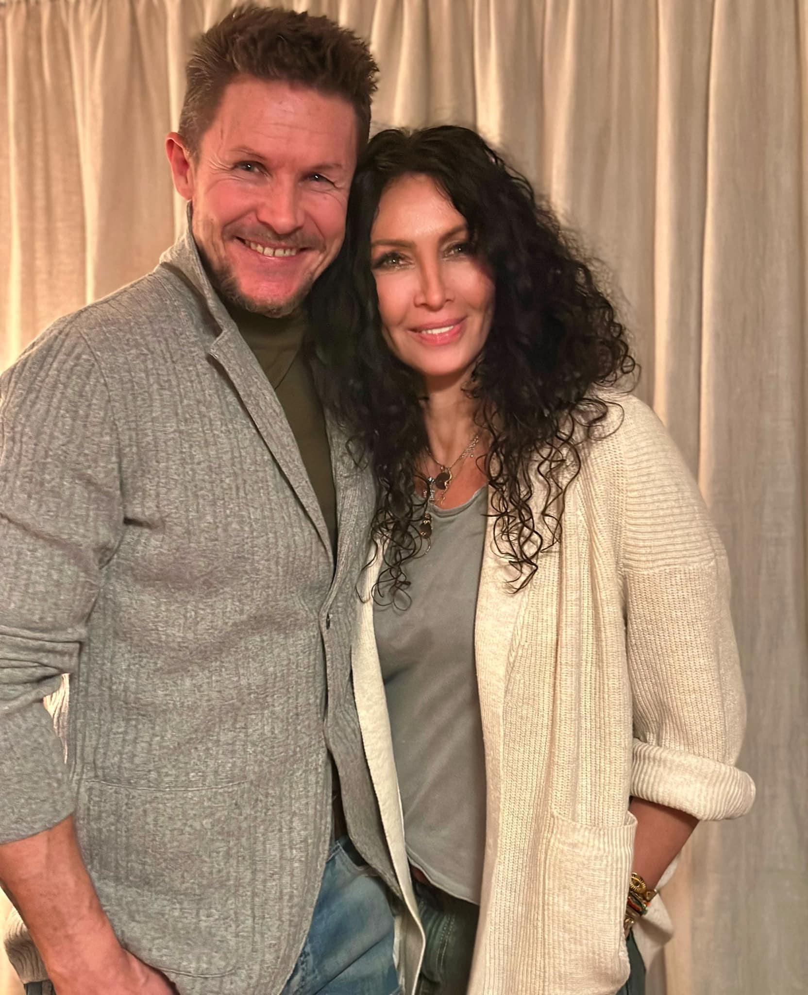 Mihaela Rădulescu z&acirc;mbitoare, cu o m&acirc;nă &icirc;n buzunar, sprijinindu-și capul pe umărul lui Felix&nbsp;Baumgartner, iubitul ei care a murit &icirc;n vara lui 2025 &icirc;ntr-un accident de parapantă