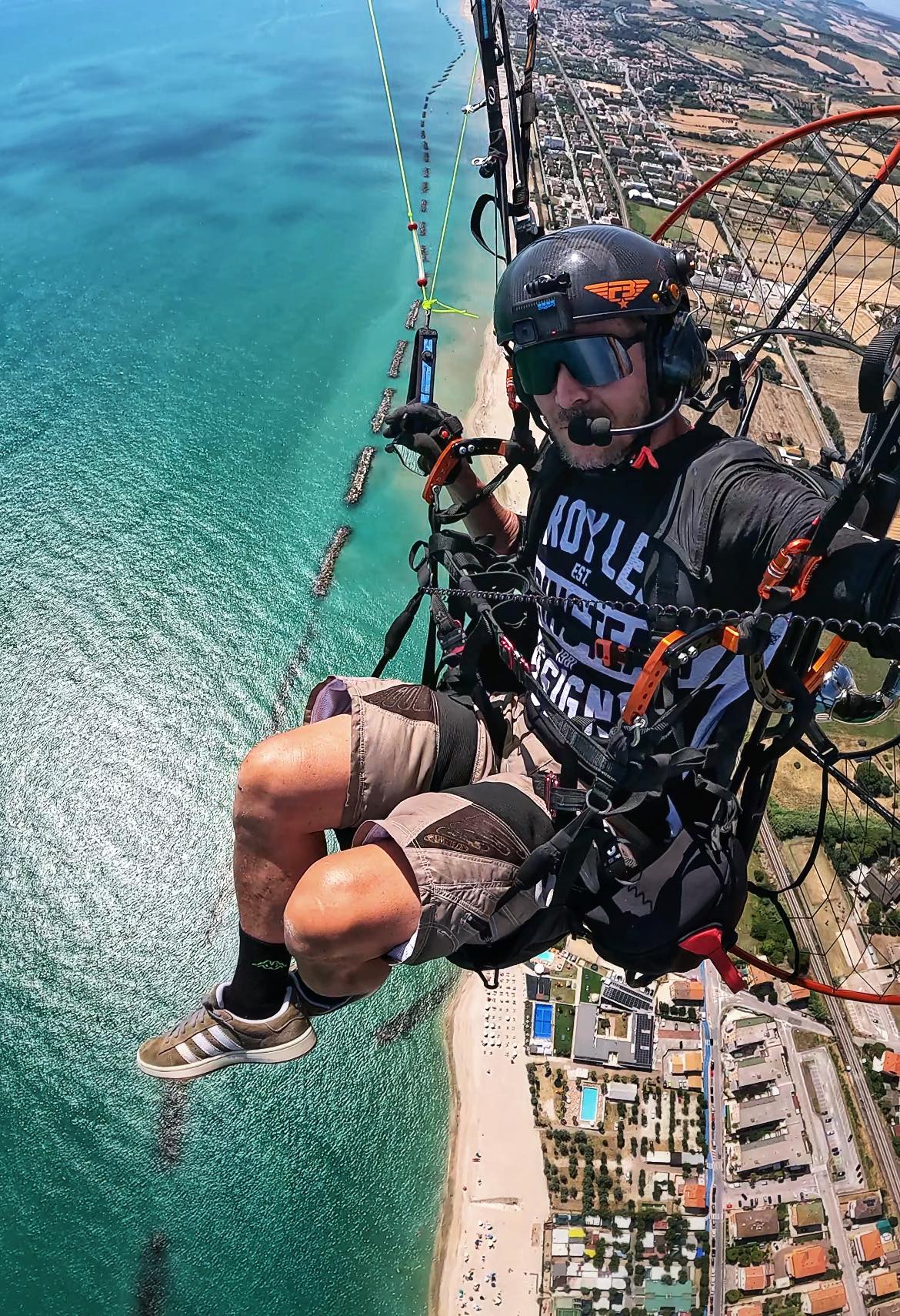 Felix&nbsp;Baumgartner făc&acirc;ndu-și un selfie &icirc;n timp ce se afla cu parapanta la &icirc;nălțime, deasupra orașului Fermo din Italia