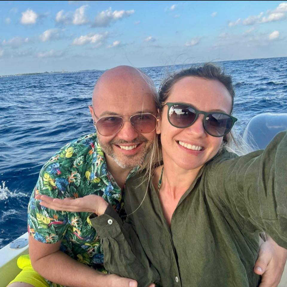 Mihai Mitoșeru și Alexandra, z&acirc;mbitori și &icirc;mbrățișați, pe o barcă, &icirc;n timpul unei vacanțe petrecute &icirc;n doi.