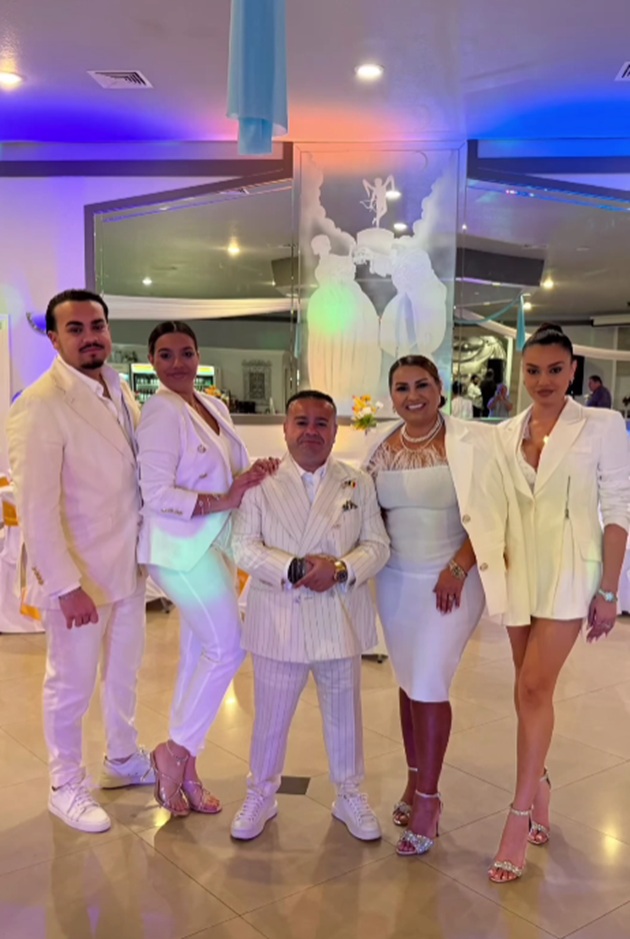 Familia lui Adrian Minune, &icirc;mbrăcată toată &icirc;n alb la un eveniment