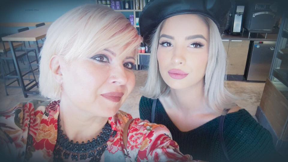 Catinca Zilahy și Calina Dumitrescu făc&acirc;ndu-și un selfie &icirc;mpreună, pe vremea c&acirc;nd am&acirc;ndouă erau blonde