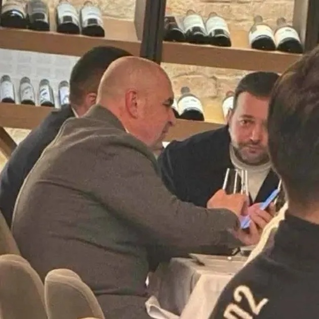 Ilie Bolojan și Mihai Morar st&acirc;nd &icirc;mpreună la aceeași masă, &icirc;ntr-un restaurant din Oradea, &icirc;n timp ce premierul se uita &icirc;n telefon