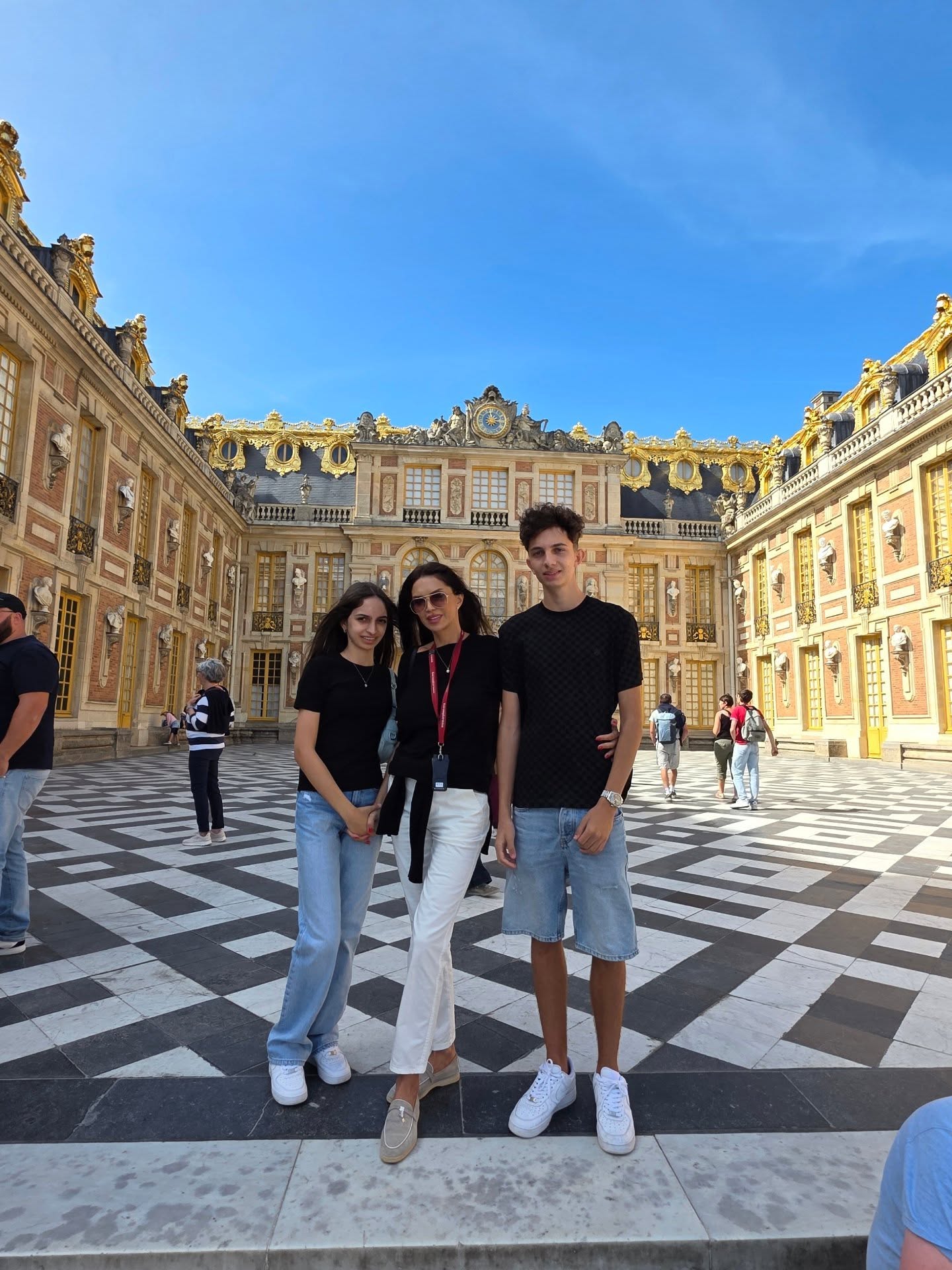 Cristina Spătar și copiii ei, Aida și Albert, la plimbare, prin Paris, &icirc;mbrăcați lejer și asortat, &icirc;n pantaloni și tricouri negre