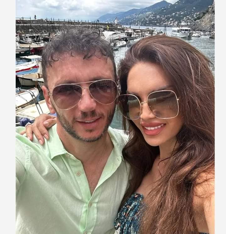 Cristina Spătar și soțul ei, Vicențiu Mocanu, făc&acirc;ndu-și un selfie &icirc;mpreună, &icirc;ntr-un port, purt&acirc;nd am&acirc;ndoi ochelari de soare