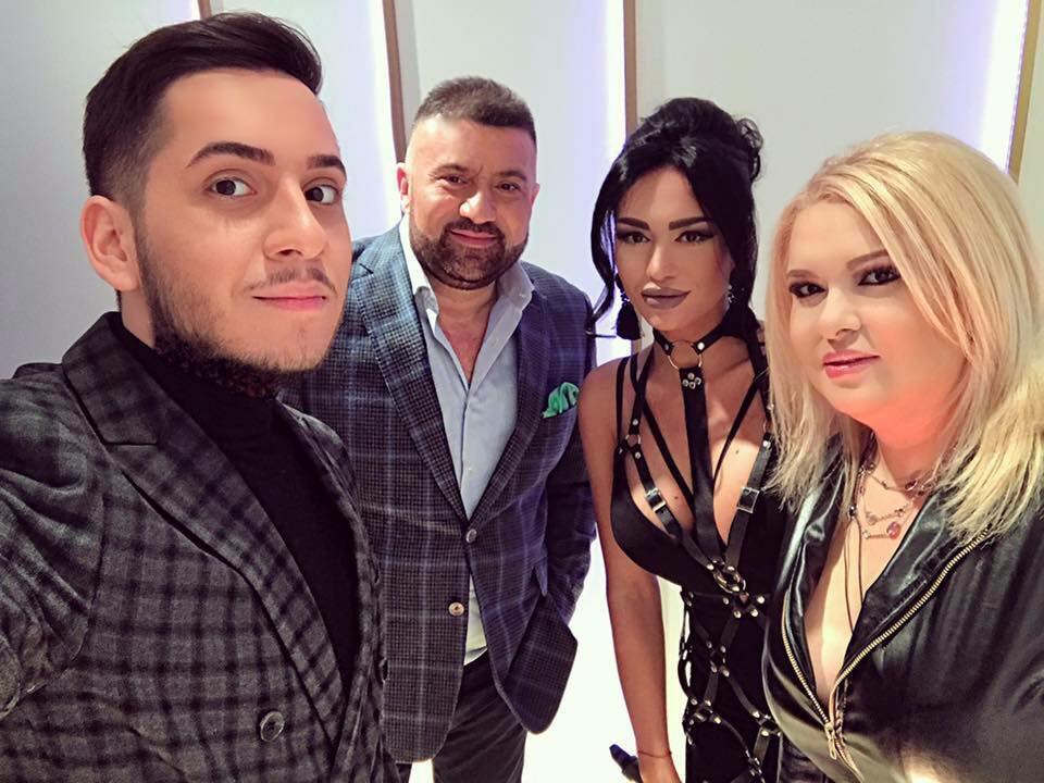 Fulgy, Ioniță, Margherita și Viorica de la Clejani, făc&acirc;ndu-și o fotografie &icirc;mpreună la un eveniment, &icirc;n timp ce erau &icirc;mbrăcați elegant, &icirc;n negru și culori &icirc;nchise