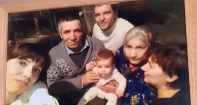 Fotografie de familie cu Mirabela Grădinaru, Nicușor Dan și fiica lor, alături de mama Mirabelei și de bunicii acesteia, c&acirc;nd Aheea avea c&acirc;teva luni de viață