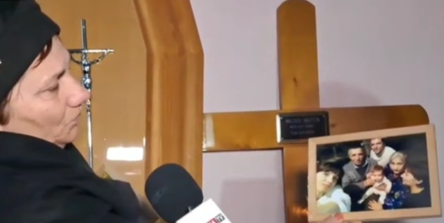 Liliana Grădinaru, mama Mirabelei Grădinaru, &icirc;mbrăcată &icirc;n haine de doliu, țin&acirc;nd &icirc;n m&acirc;nă o fotografie &icirc;n care apar Prima Doamnă și președintele Nicușor Dan alături de bunica decedată