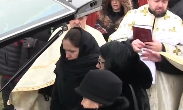 Mirabela Grădinaru &icirc;mbrăcată &icirc;n negru, cu capul acoperit de o eșarfă neagră, conduc&acirc;ndu-și bunica pe ultimul drum, alături de rude și vecni