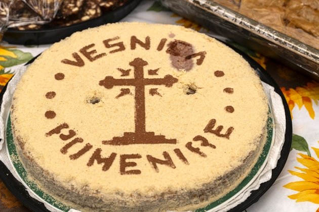 Colivă acoperită cu pesmet și decorată cu scrisul &bdquo;Veșnica pomenire&rdquo; și o ruce făcute din cacao