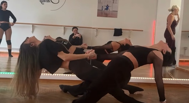 Grațiela Duban &icirc;mbrăcată &icirc;ntr-un set sport negru, repet&acirc;nd un dans lasciv alături de o altă femeie