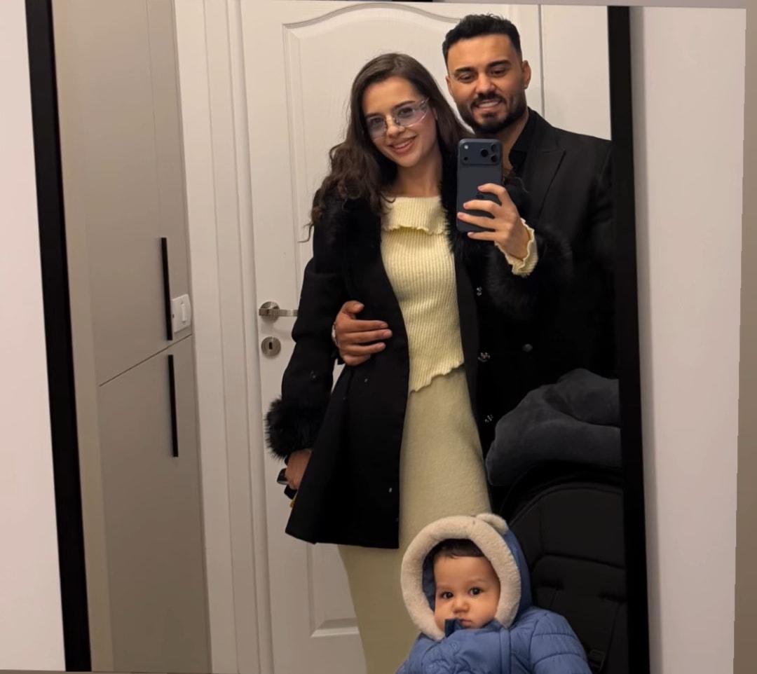 Jador și soția sa Oana Ciocan, alături de băiețelul lor, făc&acirc;ndu-și o fotografie de familie &icirc;n oglindă, &icirc;mbrăcați cu haine de iarnă, pregătiți de o ieșire &icirc;n trei