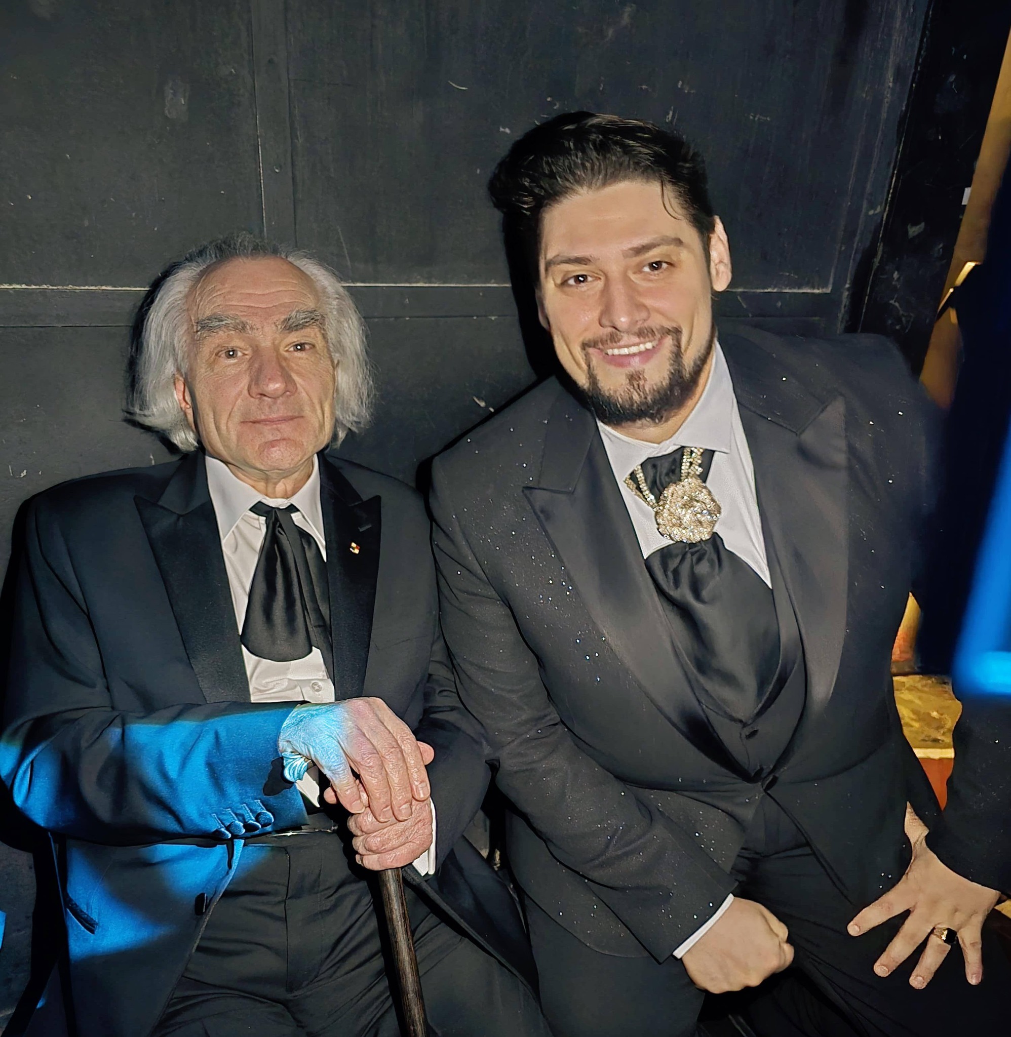 Leon&nbsp;Dănăilă alături de tenorul Alin Stoica, care a c&acirc;ntat la evenimentul &icirc;n care i s-a acordat distincția &bdquo;Ordinul Militar al Rom&acirc;niei&rdquo;, &icirc;mbrăcați am&acirc;ndoi &icirc;n costume negre elegante