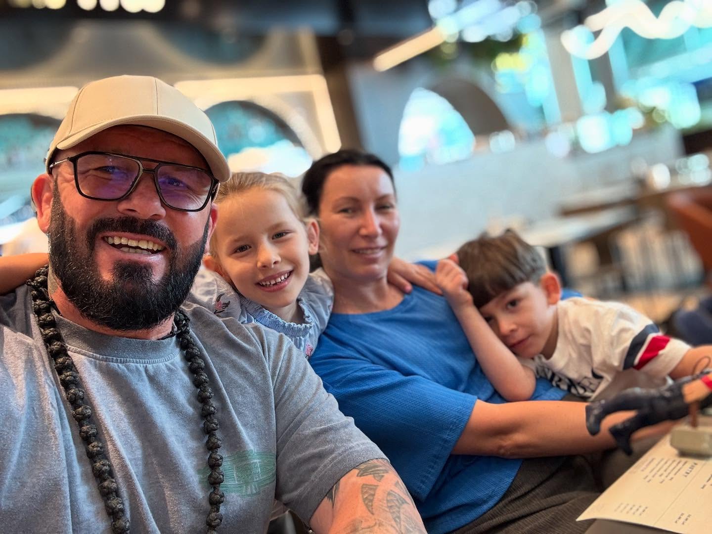 Cătălin Zmărăndescu &icirc;mpreună cu soția și copiii pe care &icirc;i are alături de ea, st&acirc;nd toți z&acirc;mbitori la masa unui restaurant 