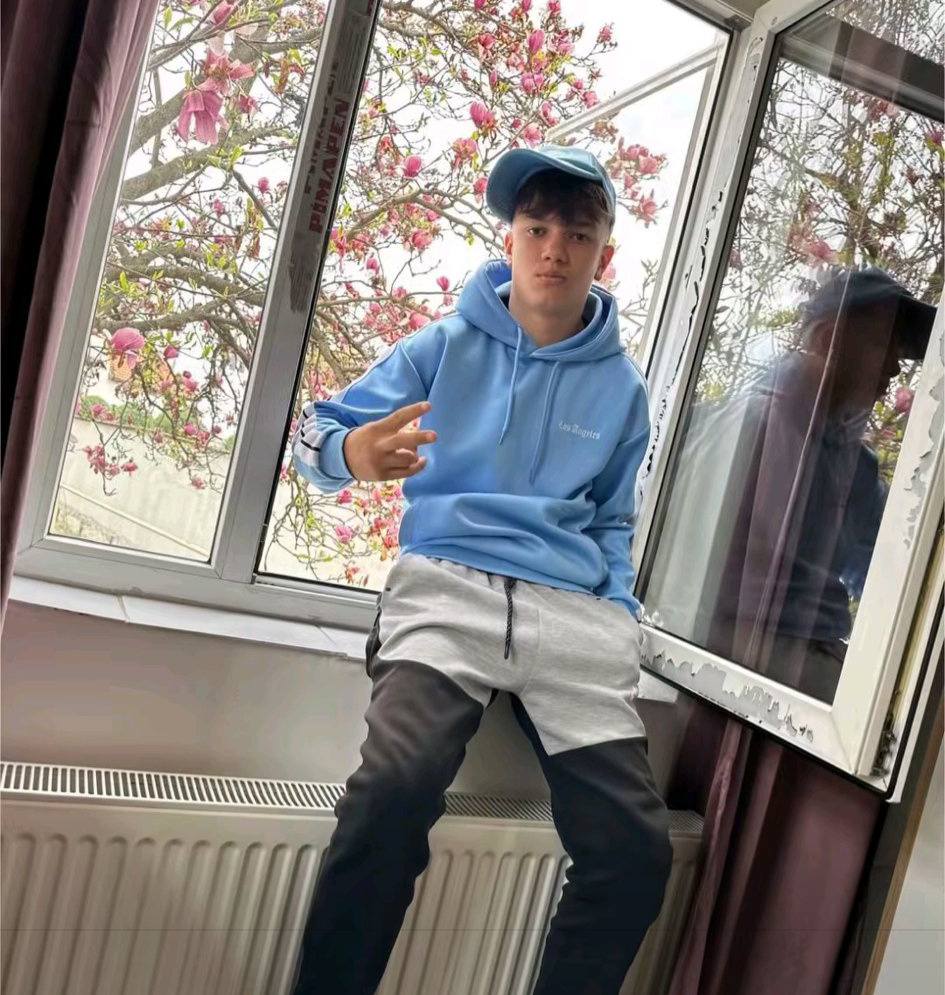 Criminalul de 13 ani care l-a ucis pe Mario Berinde &icirc;n Cenei, st&acirc;nd pe pervazul unei ferestre, &icirc;mbrăcat sport, cu șapcă pe cap