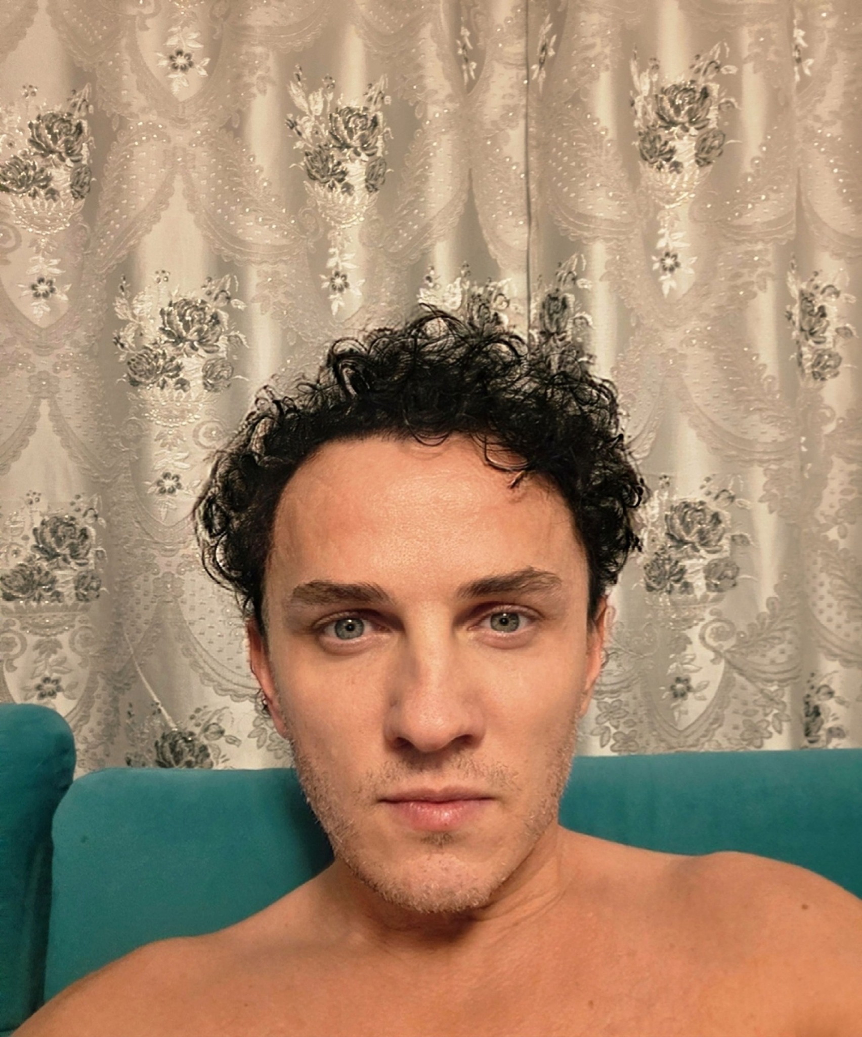 Mihai Trăistariu la bustul gol, făc&acirc;ndu-și un selfie, &icirc;n timp ce stă serios, fără să schițeze un z&acirc;mbet