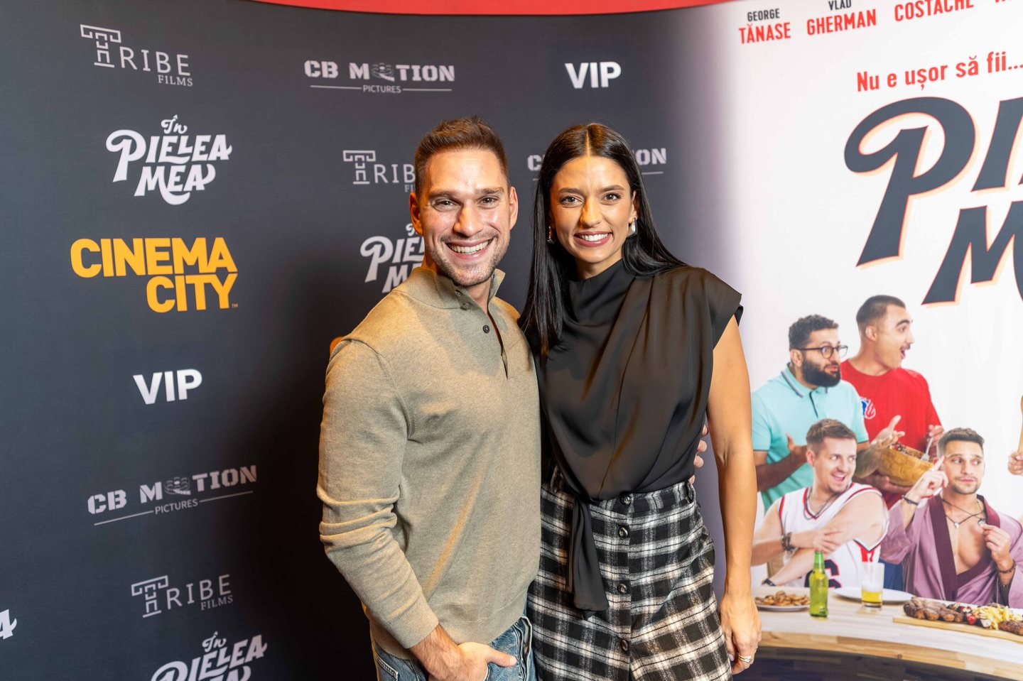 Vlad Gherman și Oana Moșneagu z&acirc;mbitori, la cinema, &icirc;n fața unui panou care promovează cel mai nou film &icirc;n care apar am&acirc;ndoi, &bdquo;&Icirc;n pielea mea&rdquo;