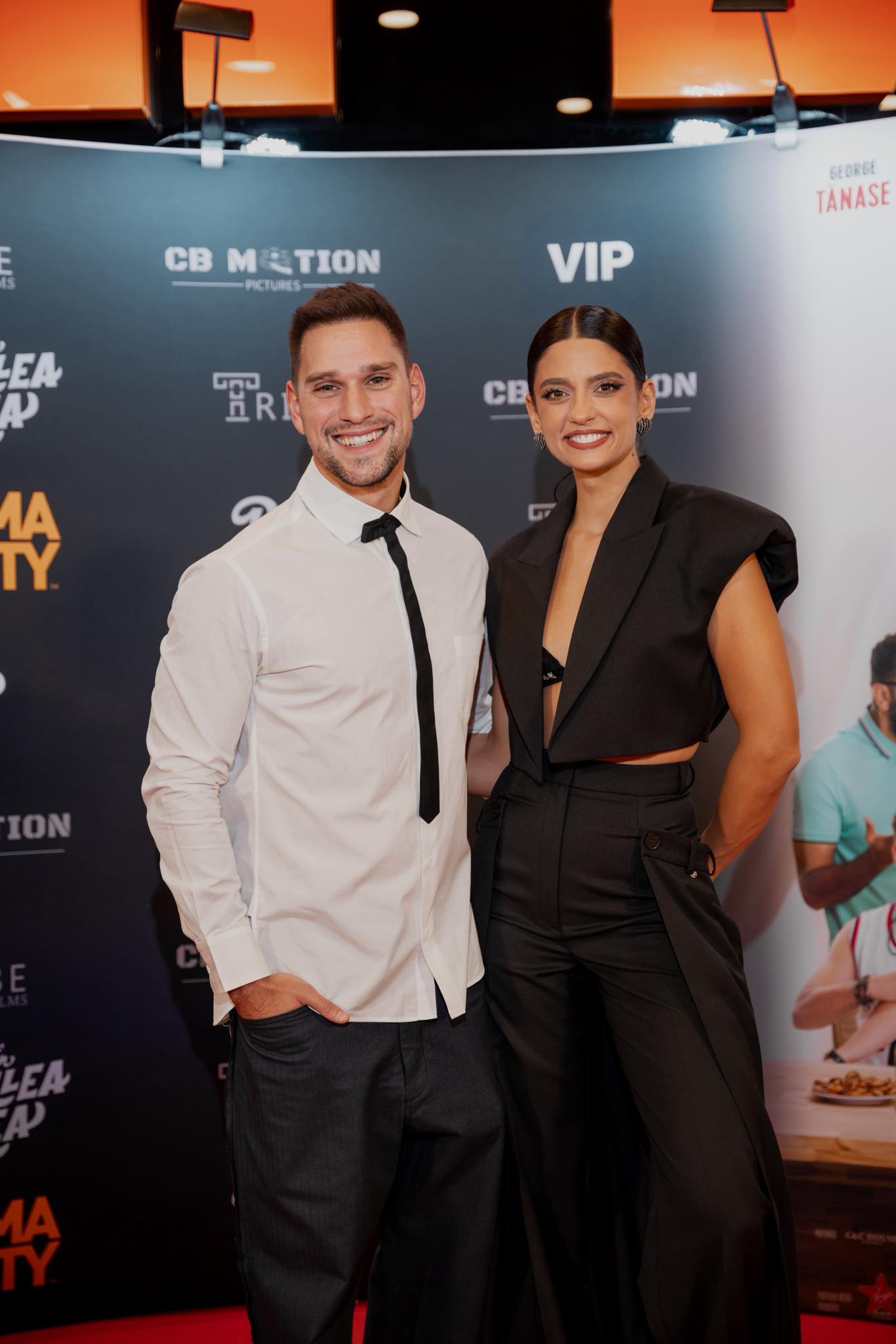 Vlad Gherman și Oana Moșneagu, &icirc;mpreună z&acirc;mbitori la premiera filmului &bdquo;&Icirc;n pielea mea&rdquo;, &icirc;n care joacă am&acirc;ndoi