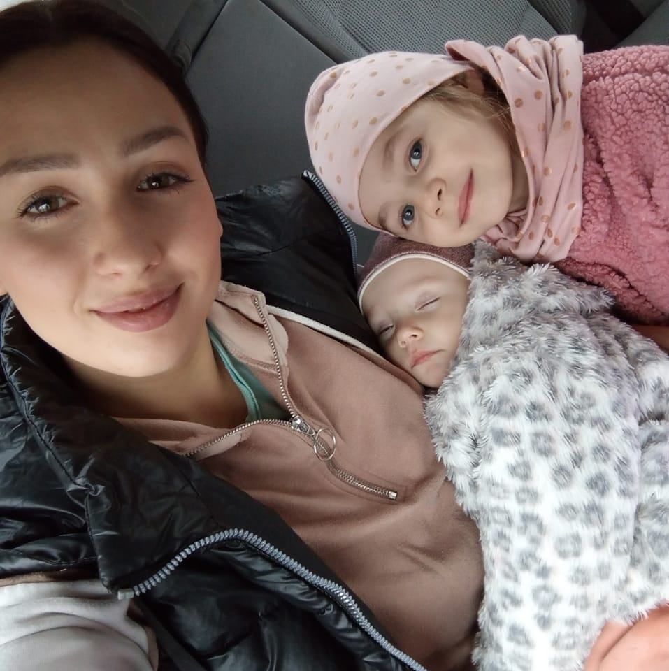 Maria Agape făc&acirc;ndu-și un selfie &icirc;n mașină, alături de fiicele ei, &icirc;nainte să ajungă la spital