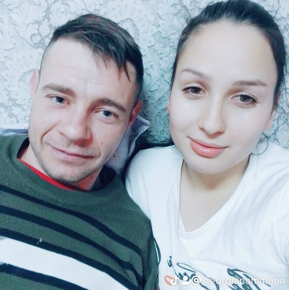 Maria Agape și soțul ei, Mihai Agape, z&acirc;mbitori, st&acirc;nd &icirc;mpreună &icirc;n pat