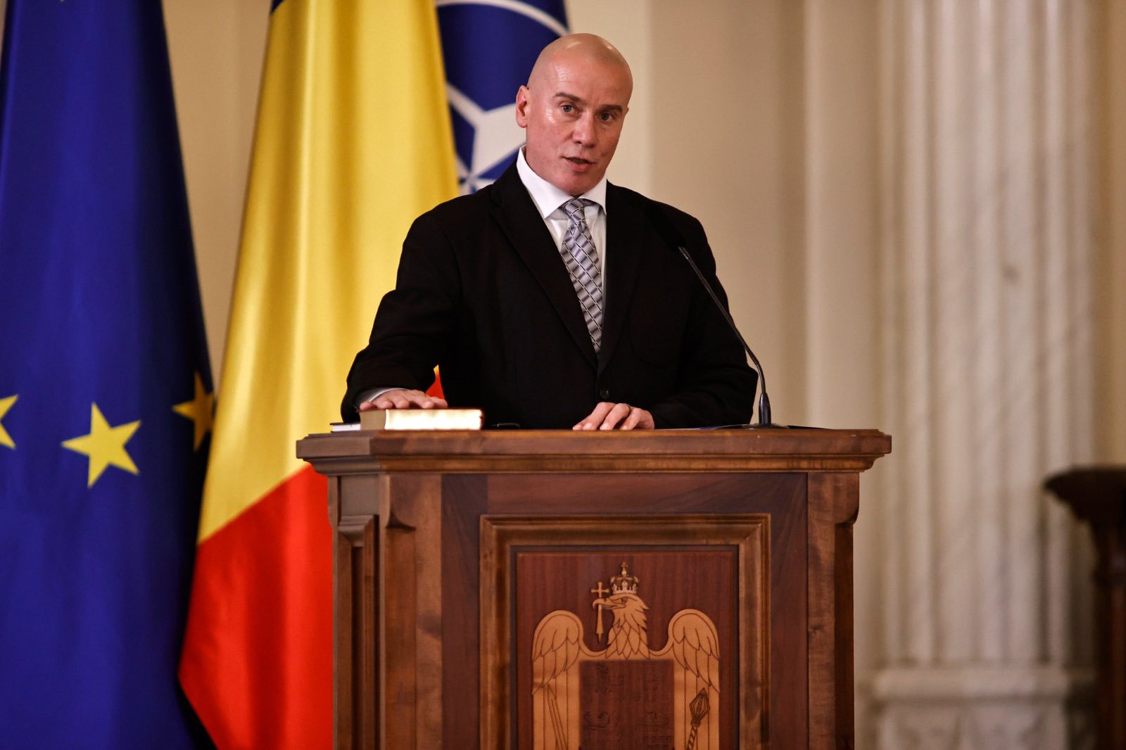 Demeter&nbsp;Andr&aacute;s&nbsp;Istv&aacute;n &icirc;n prima zi de mandat ca ministru al Culturii, c&acirc;nd a depus jurăm&acirc;ntul, &icirc;mbrăcat &icirc;ntr-un costum negru, cu o cămașă albă și o cravată colorată