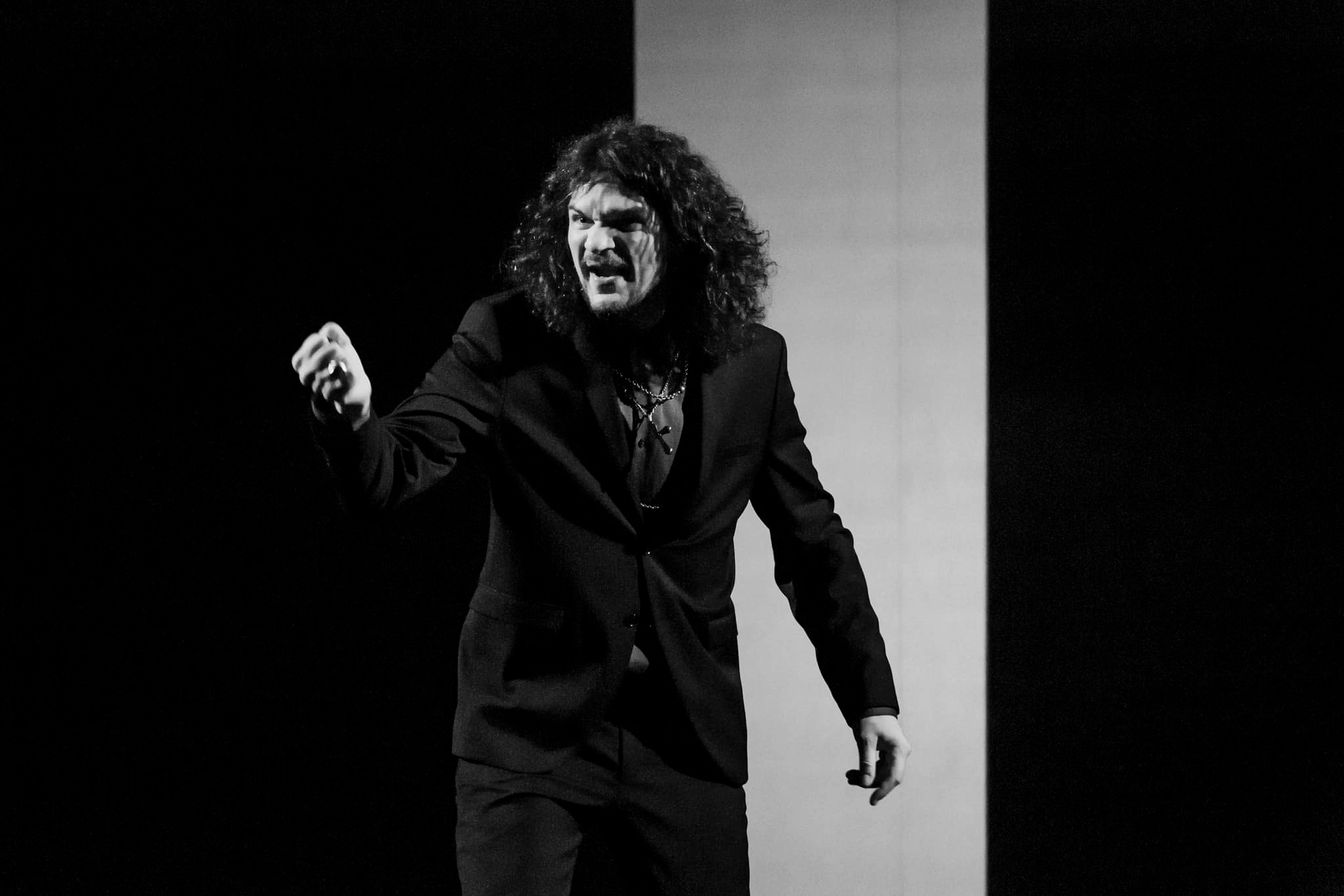 Imagine alb-negru cu Tudor Chirilă pe scenă, &icirc;n timpul unui spectacol, &icirc;n perioada &icirc;n care avea părul lung