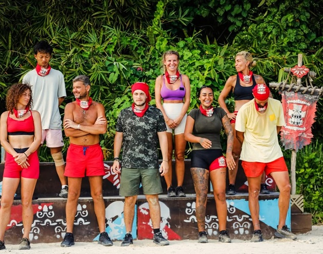 Cristian Boureanu și Aris Eram unul l&acirc;ngă altul, &icirc;n echipa Faimoșilor, &icirc;n timpul unei probe de la Survivor