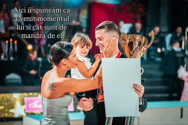 Andreea Popescu felicit&acirc;ndu-l pe soțul ei la finalul unei competiții pe care a c&acirc;știgat-o, &icirc;n timp ce acesta o ținea &icirc;n brațe pe fiica lor