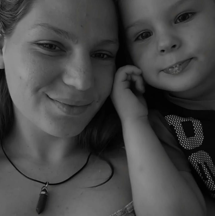 Imagine alb-negru cu Mitru Isabela Cristina alături de fiul de trei ani, &icirc;n timp ce &icirc;și făceau un selfie &icirc;mpreună