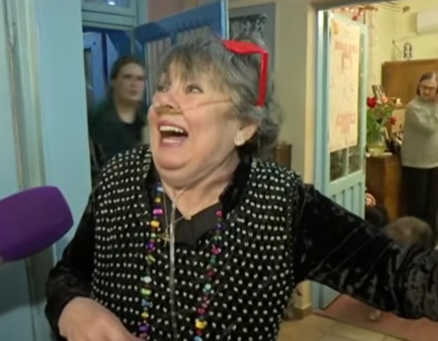 Anca Pandrea acord&acirc;nd un interviu pentru Antena Stars, la aniversarea ei de 80 de ani, &icirc;mbrăcată &icirc;ntr-o rochie neagră de catifea, cu ștrasuri, accesorizată cu mărgele portocalii