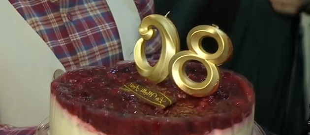 Unul dintre cele cinci torturi primite de Anca Pandrea la &icirc;mplinirea v&acirc;rstei de 80 de ani.