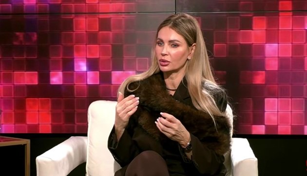 Andreea Bănică &icirc;mbrăcată &icirc;n maro, cu un guler de blană atașat la sacou