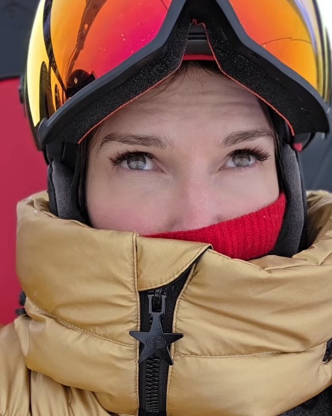 Monica Bîrlădeanu la schi, făcându-și un selfie în timp ce era îmbrăcată gros și avea echipamentul de schi pe ea