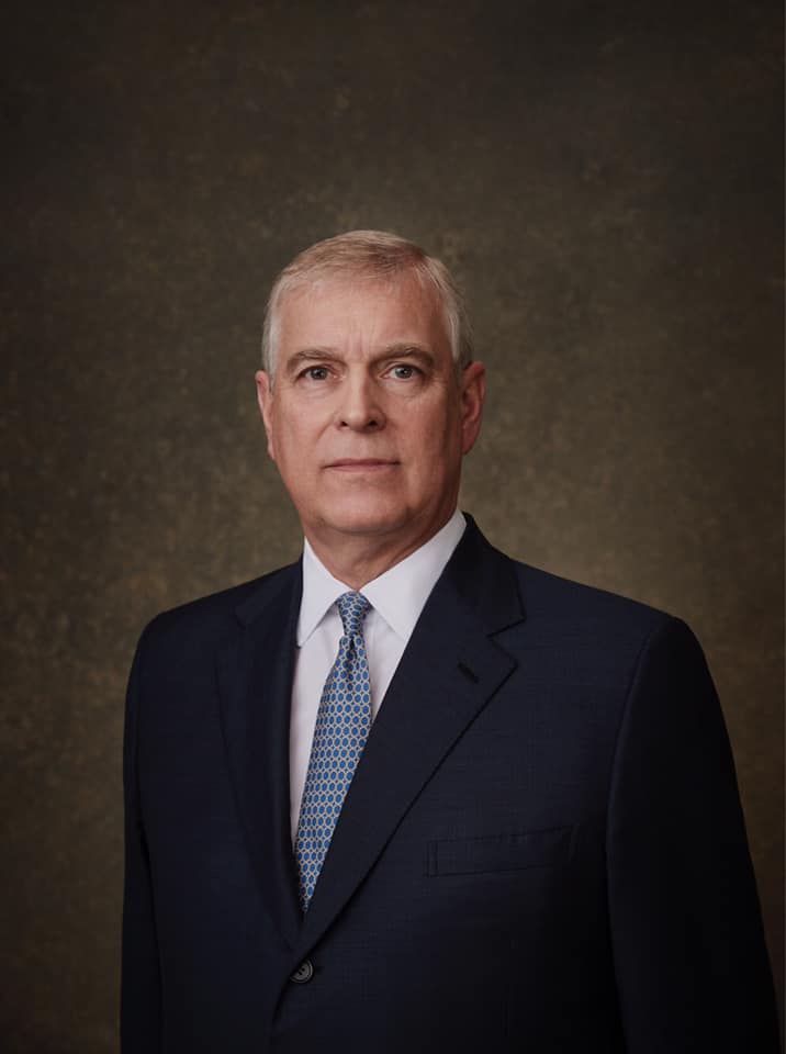 Andrew&nbsp;Mountbatten-Windsor, fratele Regelui Charles, &icirc;mbrăcat &icirc;n costum negru și cămașă albă, cu o cravată gri deschis cu buline albastre