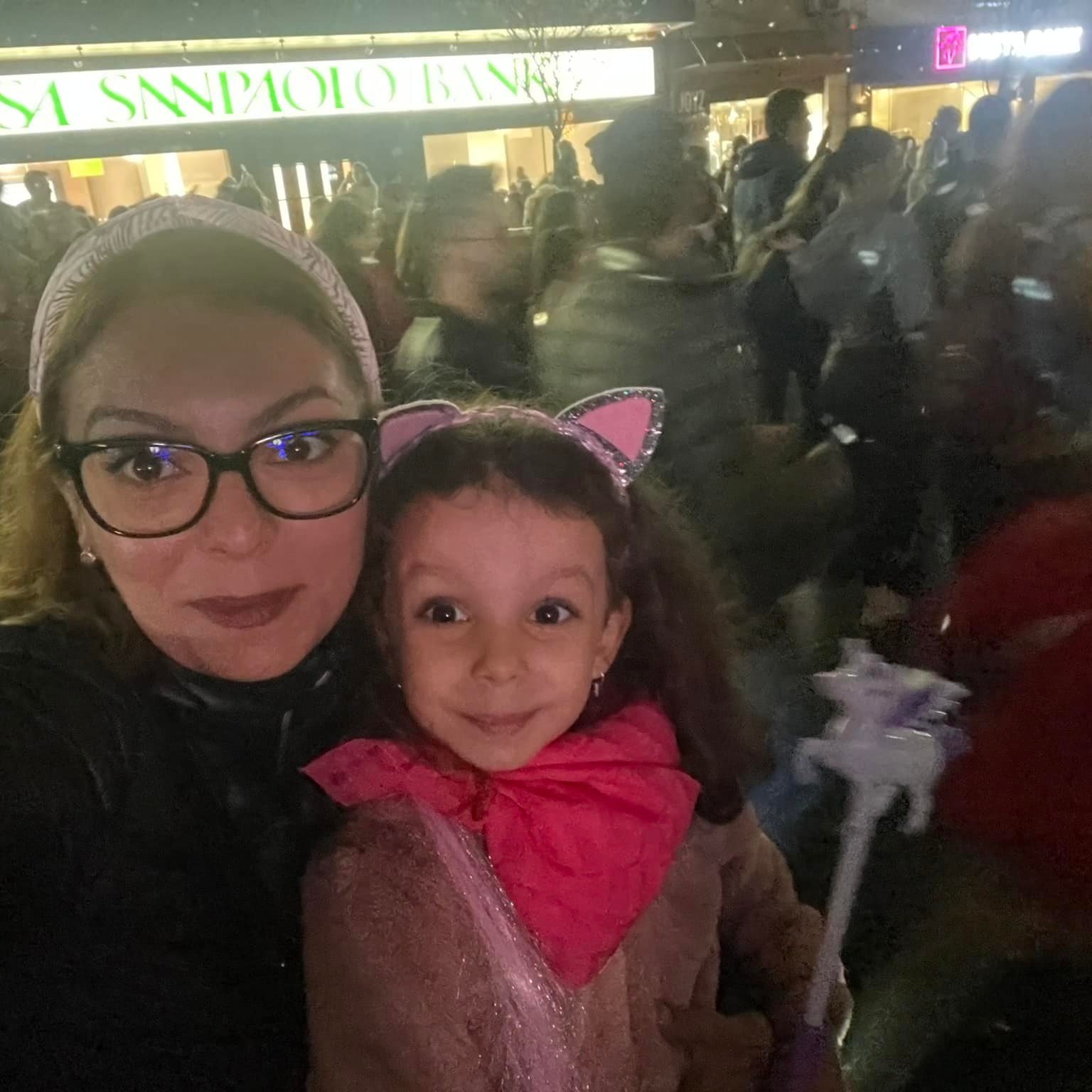 Fosta jurnalistă&nbsp;Anca Vlădică și fiica ei, pe stradă, noaptea, &icirc;n mijlocul unei mulțimi, purt&acirc;nd am&acirc;ndouă bentițe pe cap